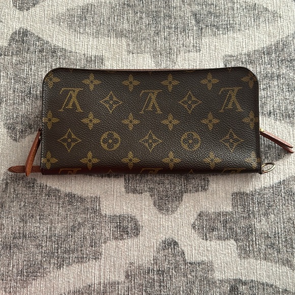 Louis Vuitton: Monogram Pattern Coated Canvas Wallet - Picture 4 of 5